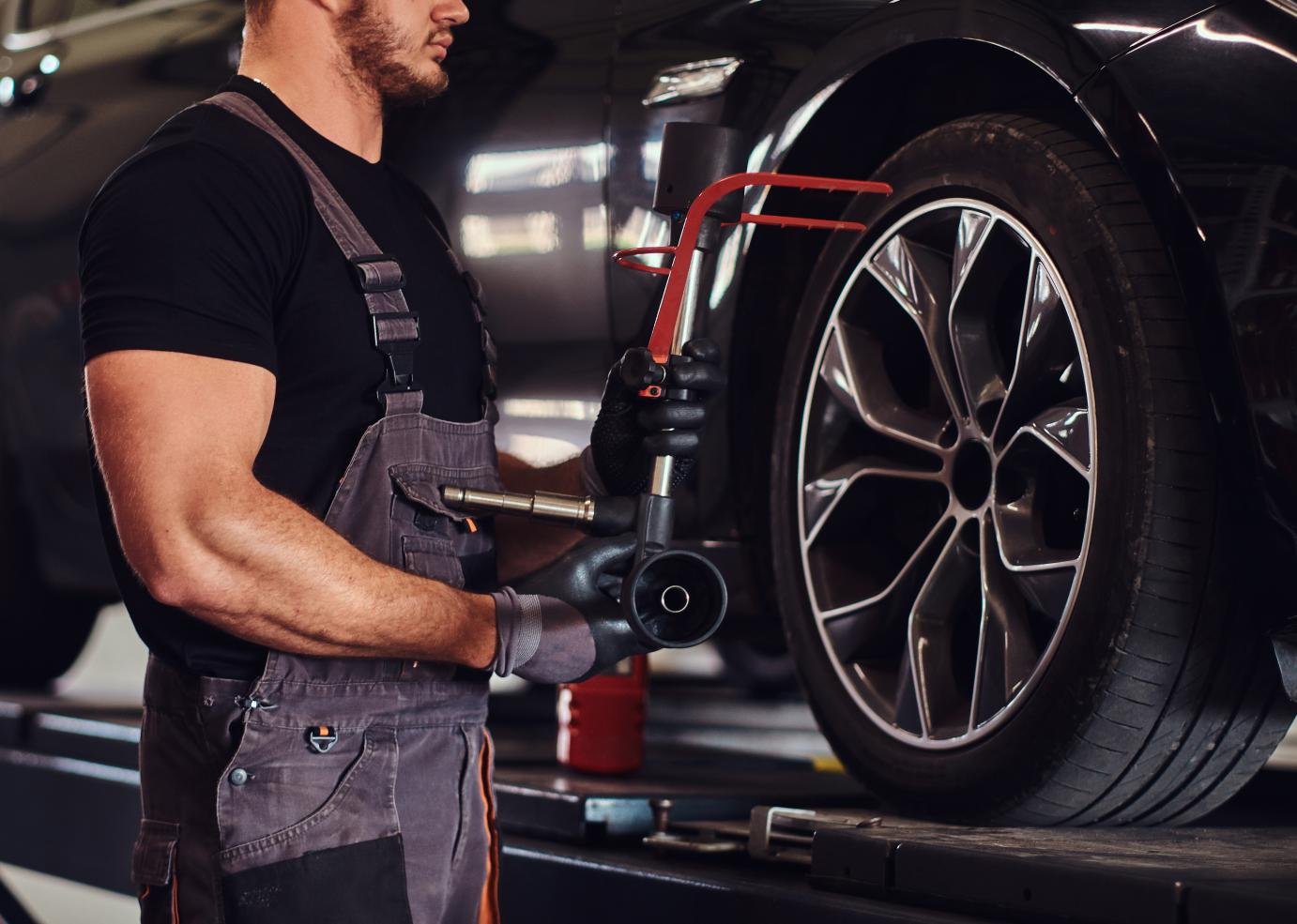 De bandenspanning van je auto is een belangrijke factor die een directe invloed heeft op de rijveiligheid, het brandstofverbruik en de levensduur van de banden. Een verkeerde bandenspanning kan leiden tot bandenslijtage, slecht weggedrag en een hoger brandstofverbruik. Bij Mobile Banden Service helpen we je om veilig en zuinig te rijden met onze bandenspanningsservice ter plaatse.